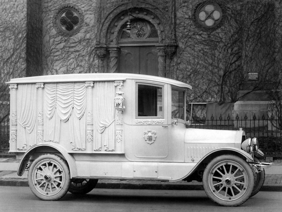  Cunningham Carved-Panel Hearse 1914 года  (фото 1 из 1)